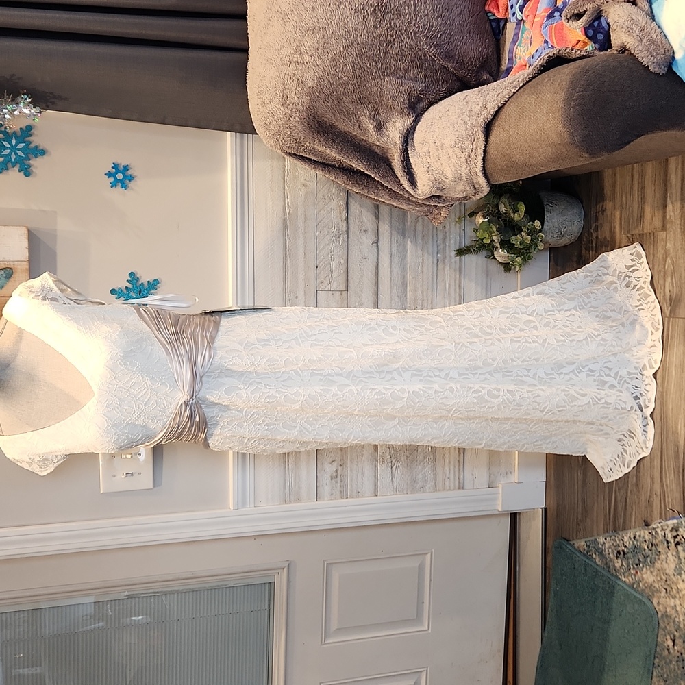 NWT Simply Liliana Women's sz 14 Elegant lace and satiny waist Wedding Dress
